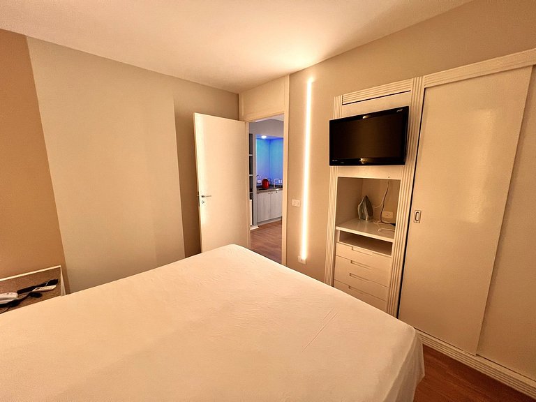 Flat/ Downtown/ 24 Hours Street