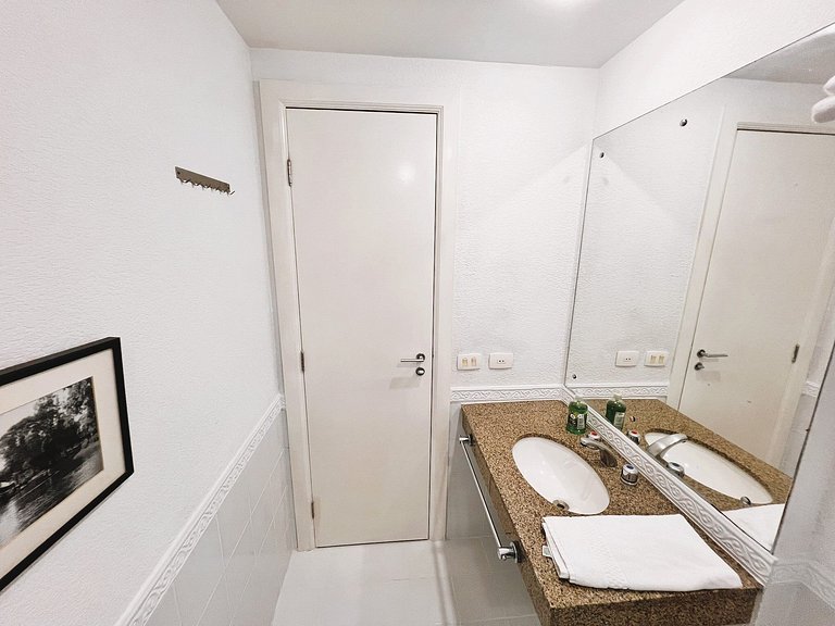 Spacious Flat/ Downtown/ 24 Hours Street