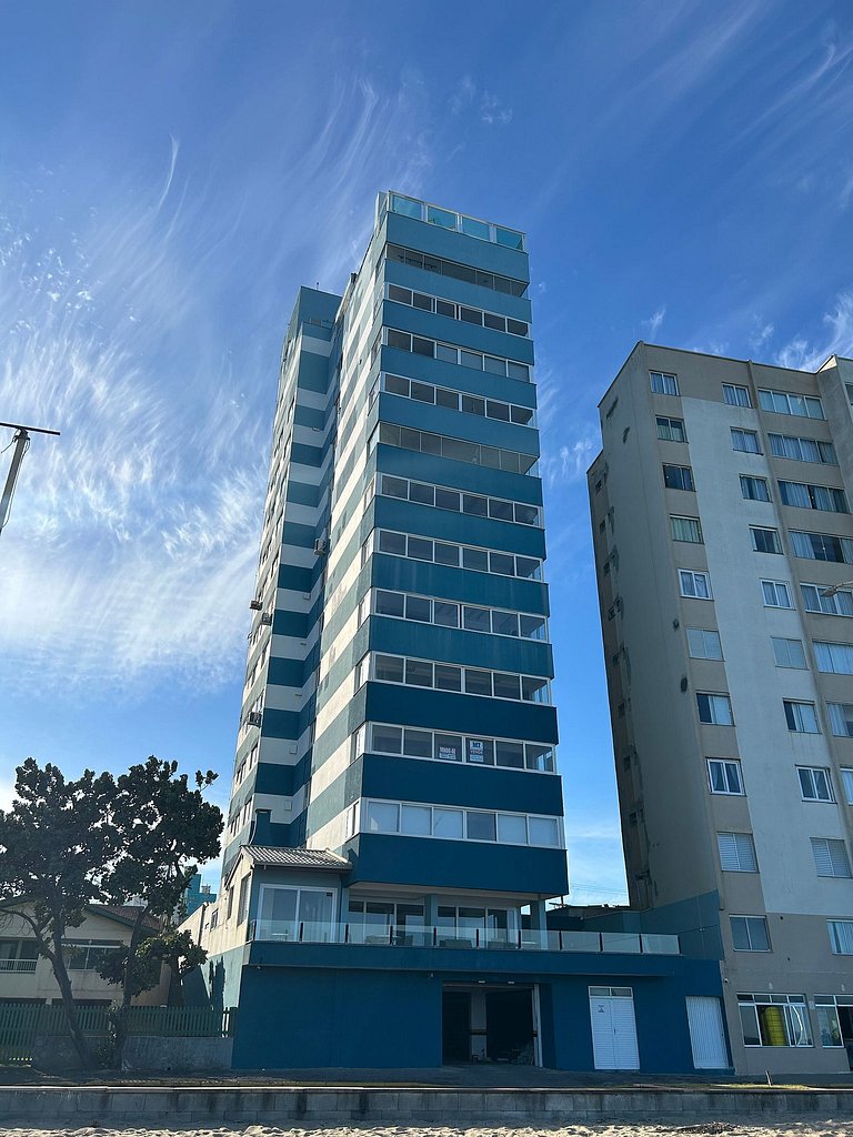 Amplo apartamento em edifício em frente ao mar