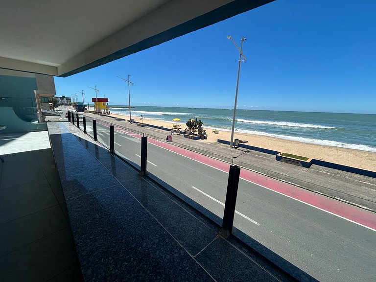 Amplo apartamento em edifício em frente ao mar