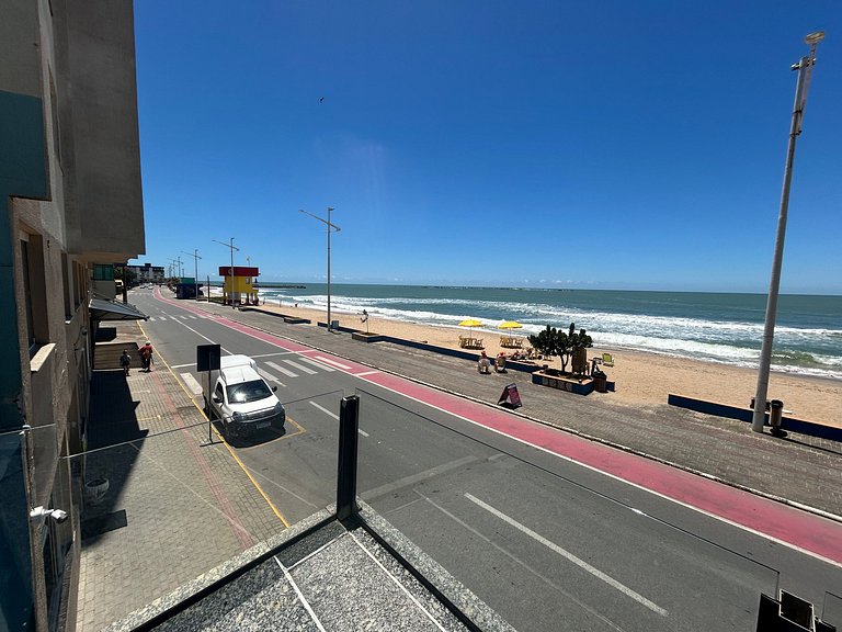 Amplo apartamento em edifício em frente ao mar