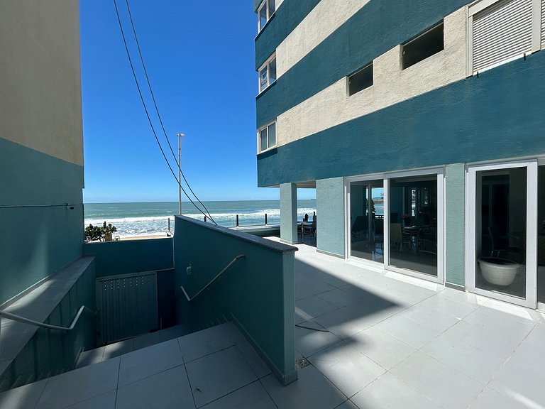 Amplo apartamento em edifício em frente ao mar