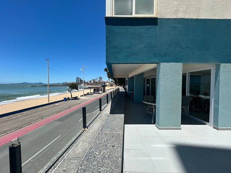 Amplo apartamento em edifício em frente ao mar