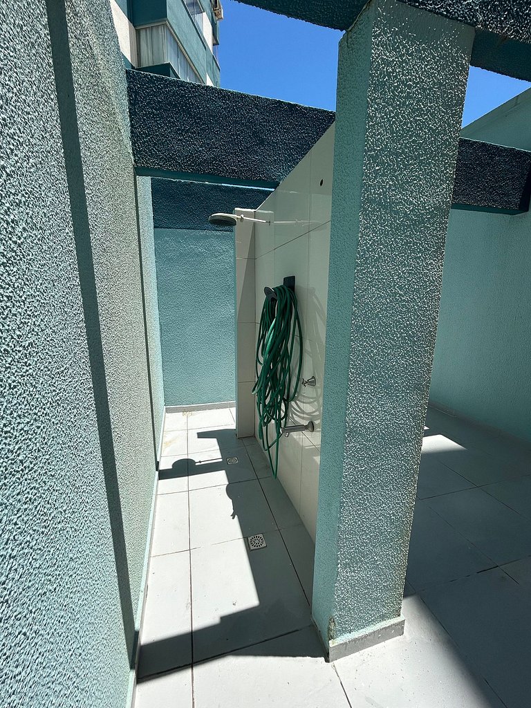 Amplo apartamento em edifício em frente ao mar