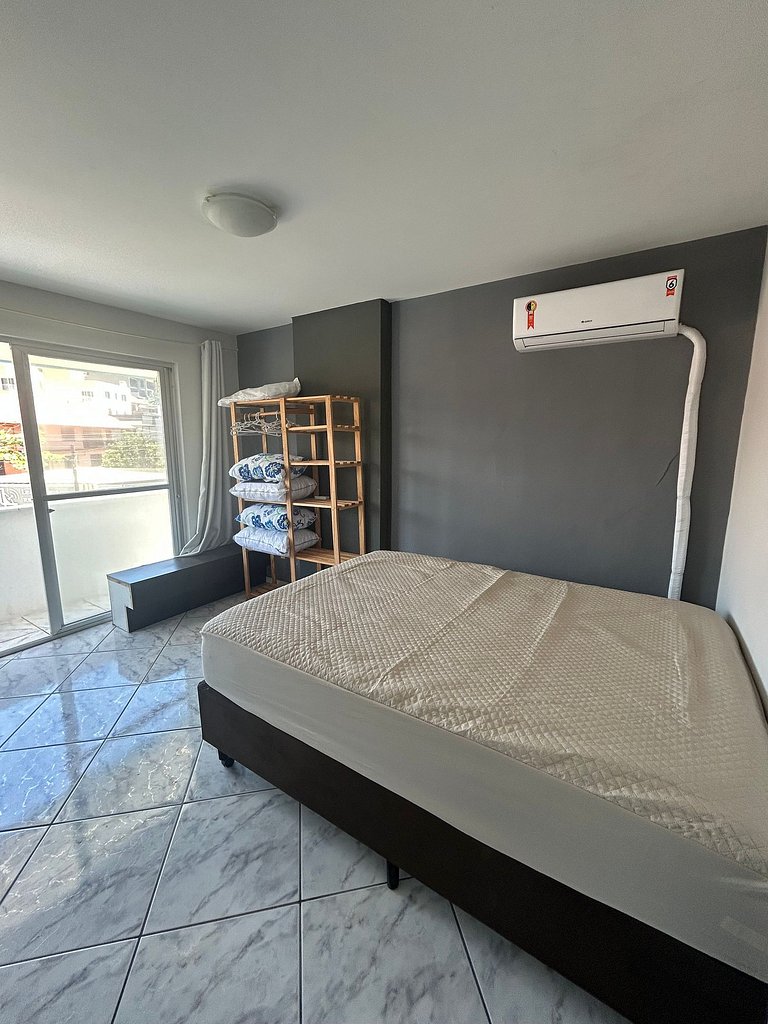 Amplo apartamento em edifício em frente ao mar