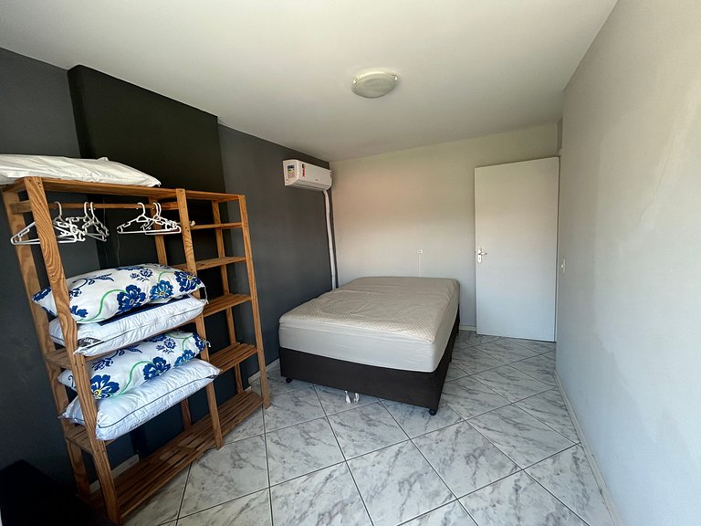 Amplo apartamento em edifício em frente ao mar