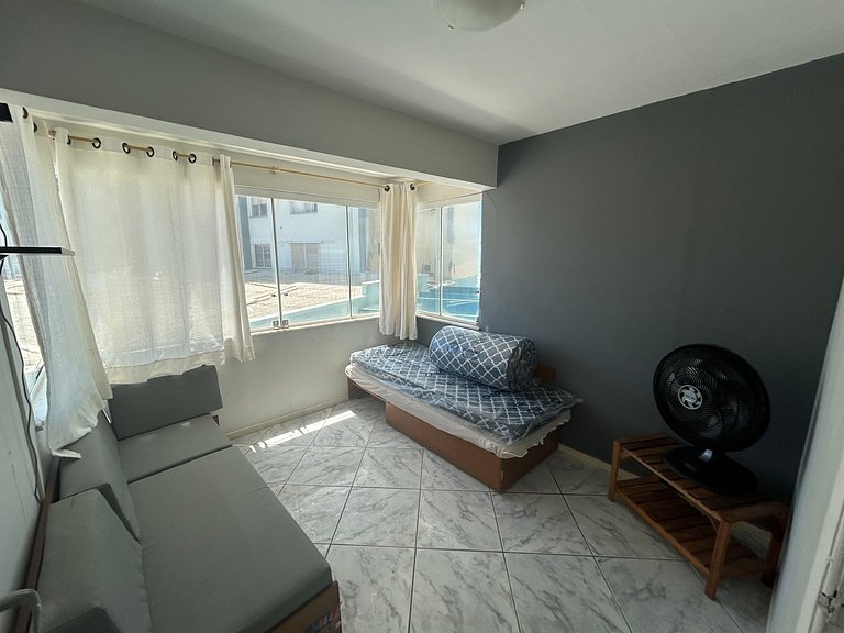 Amplo apartamento em edifício em frente ao mar