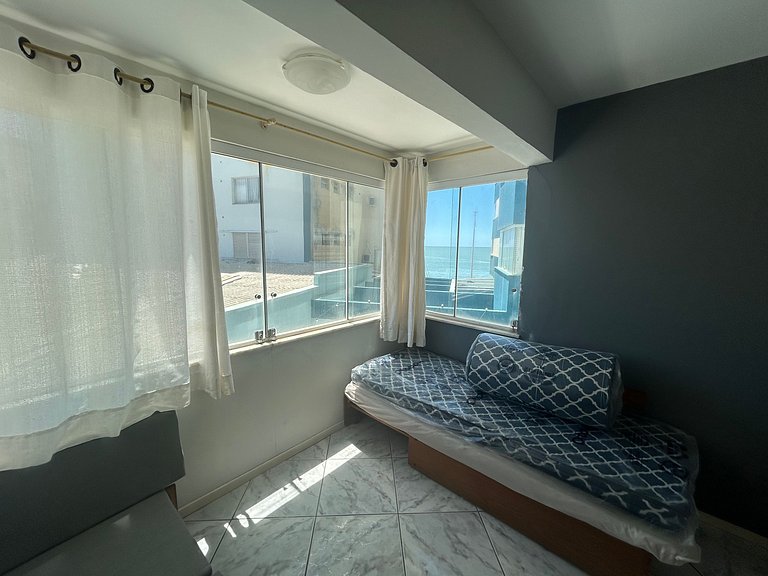 Amplo apartamento em edifício em frente ao mar