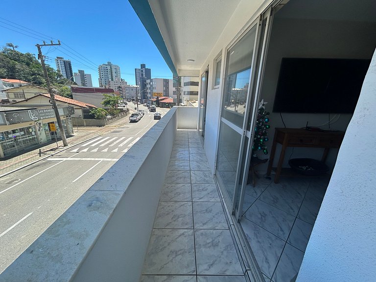 Amplo apartamento em edifício em frente ao mar