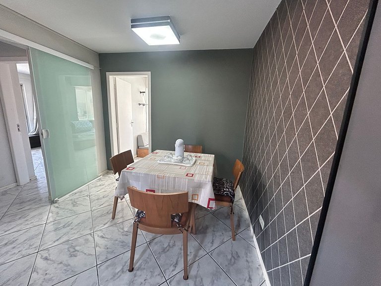 Amplo apartamento em edifício em frente ao mar