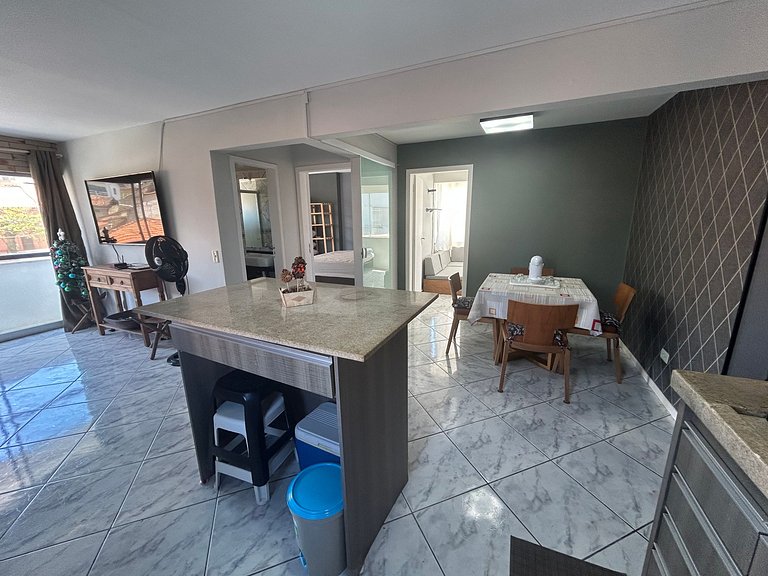 Amplo apartamento em edifício em frente ao mar