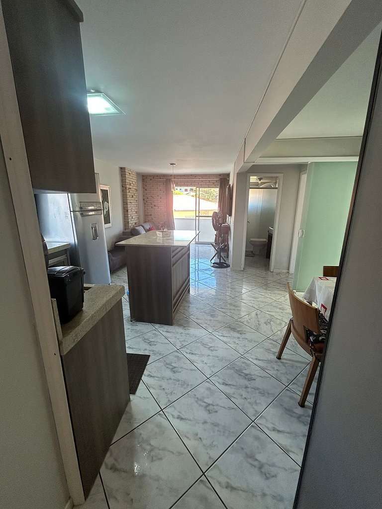 Amplo apartamento em edifício em frente ao mar