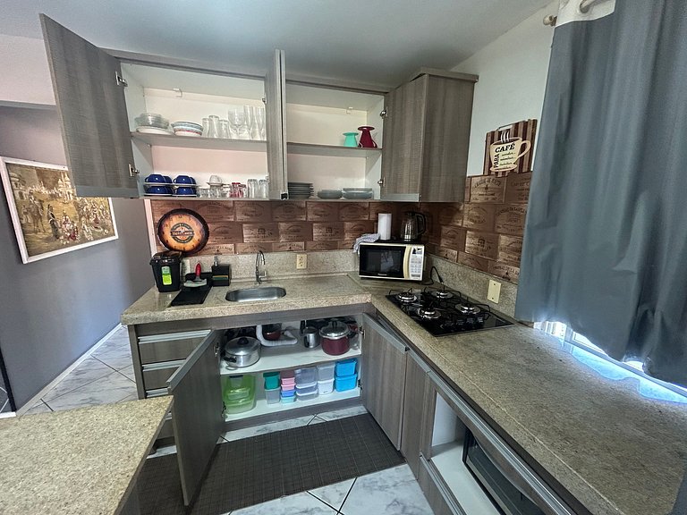 Amplo apartamento em edifício em frente ao mar