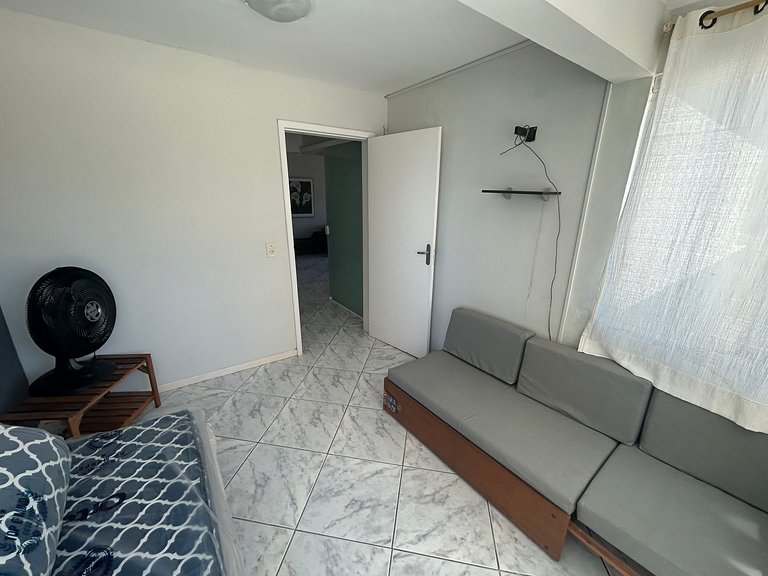 Amplo apartamento em edifício em frente ao mar