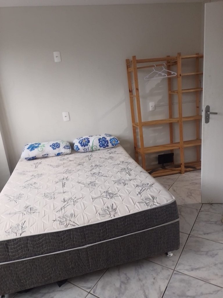 Amplo apartamento em edifício em frente ao mar