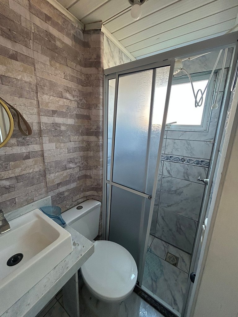 Amplo apartamento em edifício em frente ao mar