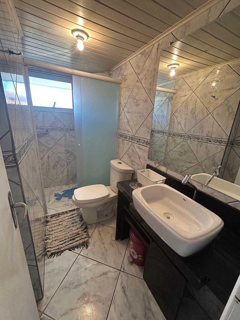 Amplo apartamento em edifício em frente ao mar