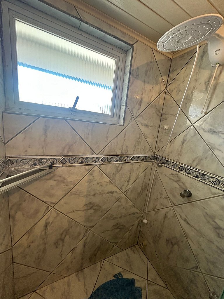 Amplo apartamento em edifício em frente ao mar