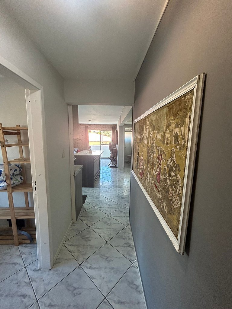 Amplo apartamento em edifício em frente ao mar