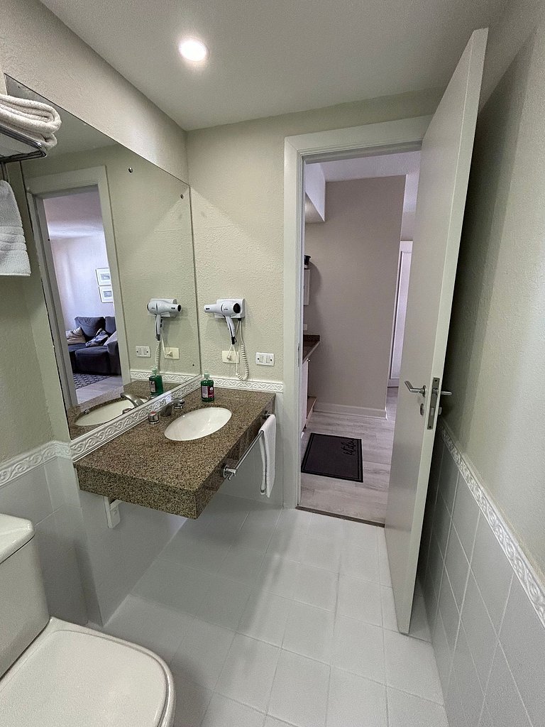 Spacious Flat/ Downtown/ 24 Hours Street